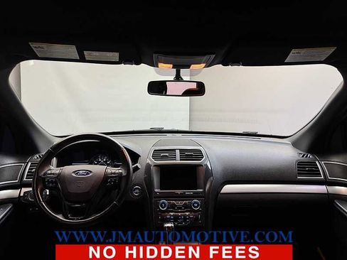 Used 2017 Ford Explorer XLT w/ XLT Technology Feature Bundle image 12