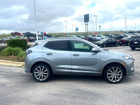 Used 2024 Buick Encore GX Avenir w/ Avenir Technology Package AWD/4WD image 5