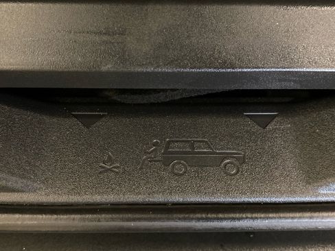 Used 2023 Ford Bronco Everglades image 9