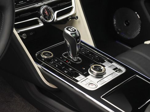 Used 2025 Bentley Flying Spur Plug-In Hybrid image 36