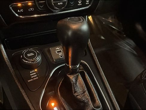 Used 2020 Jeep Cherokee Limited AWD/4WD image 17