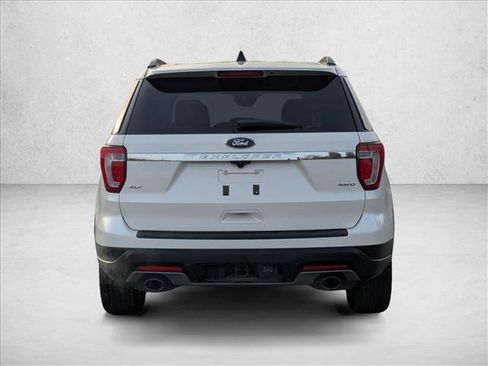 Used 2018 Ford Explorer XLT image 7