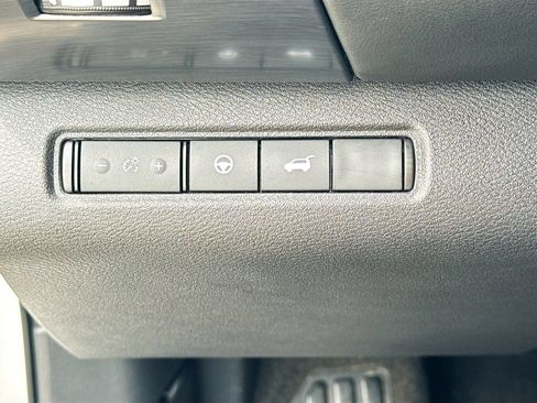 Used 2024 Nissan Pathfinder SL AWD/4WD image 11