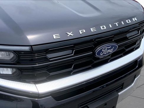 Used 2025 Ford Expedition Platinum w/ Driver's Package AWD/4WD image 30
