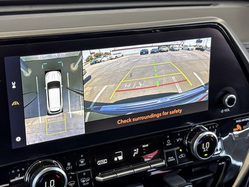 Certified 2024 Toyota Highlander Limited FWD image 19