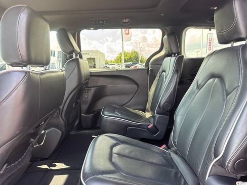 Used 2025 Chrysler Pacifica Limited FWD image 11