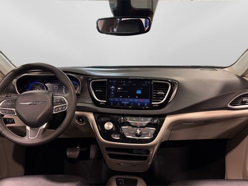 Used 2024 Chrysler Pacifica Touring-L FWD image 23