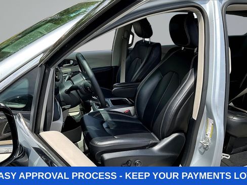 Used 2024 Chrysler Pacifica Touring-L FWD image 22