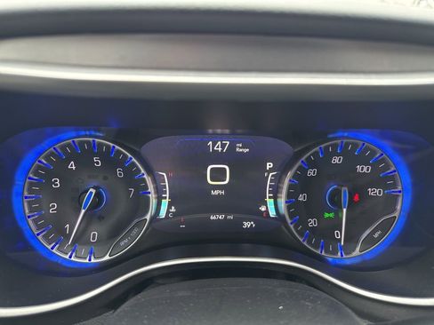 Used 2023 Chrysler Pacifica Touring-L FWD image 11