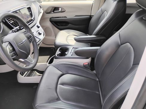 Used 2023 Chrysler Pacifica Touring-L FWD image 9