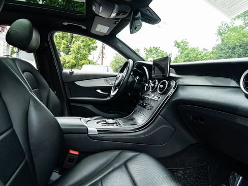 Used 2019 Mercedes-Benz GLC 300 4MATIC w/ Premium Package image 11