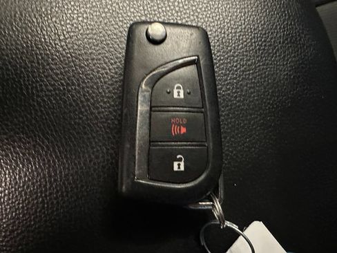 Used 2021 Toyota RAV4 LE FWD image 16