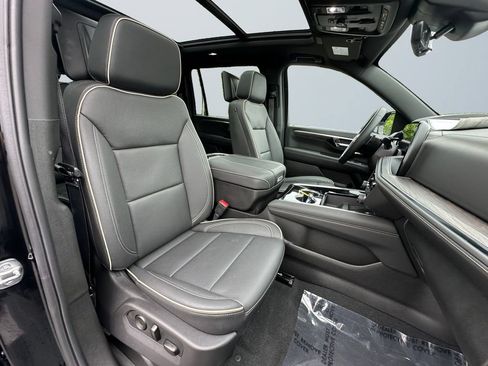 Used 2025 Chevrolet Suburban Premier AWD/4WD image 15