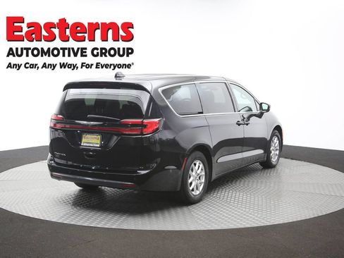 Used 2023 Chrysler Pacifica Touring-L FWD image 42