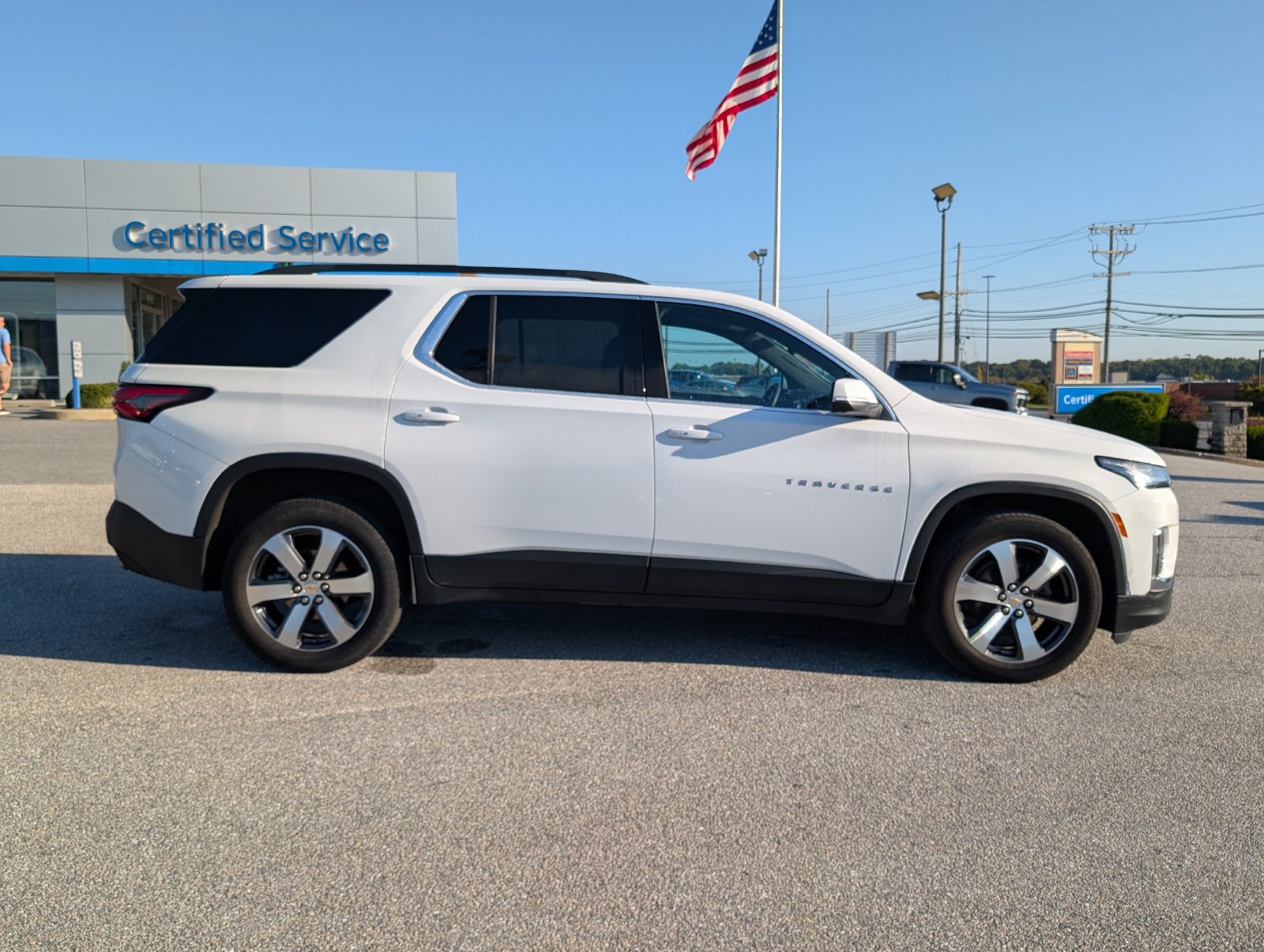 Used 2023 Chevrolet Traverse LT w/ LT Premium Package AWD/4WD image 2