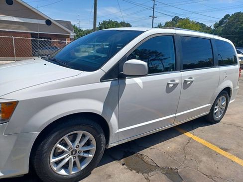 Used 2020 Dodge Grand Caravan SXT FWD image 2