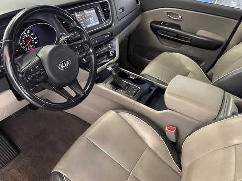 Used 2017 Kia Sedona LX w/ LX Essentials Premium Package FWD image 9