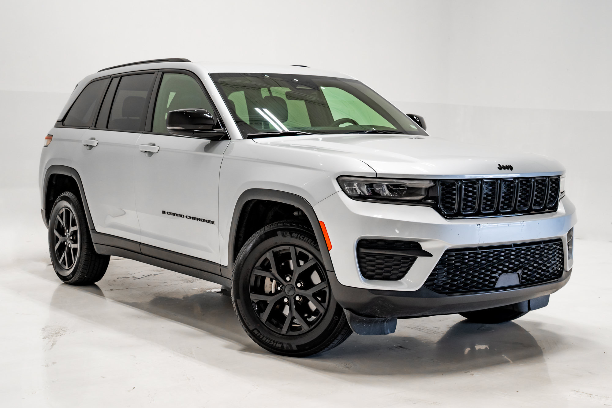 Certified 2025 Jeep Grand Cherokee Altitude AWD/4WD image 6
