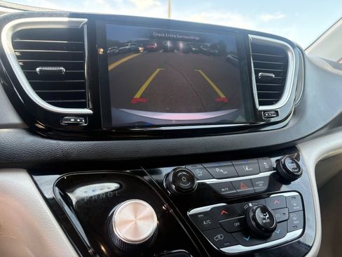 Used 2024 Chrysler Pacifica Touring-L FWD image 26