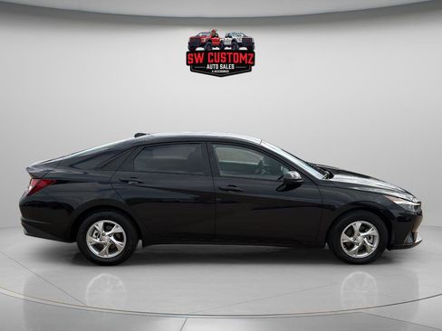 Used 2023 Hyundai Elantra SE FWD image 8