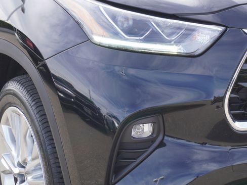 Used 2022 Toyota Highlander Limited image 3