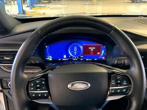 Used 2023 Ford Explorer Platinum w/ Technology Package AWD/4WD image 23