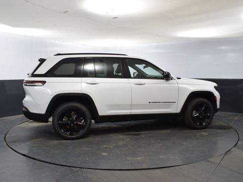 Used 2025 Jeep Grand Cherokee Limited w/ Luxury Tech Group II image 4