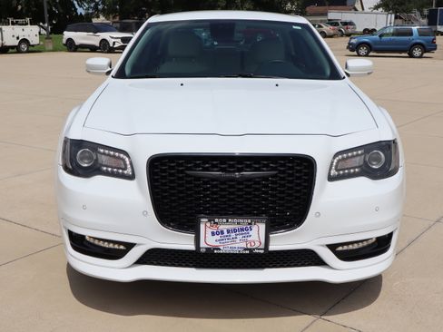 Used 2023 Chrysler 300 Touring L image 3