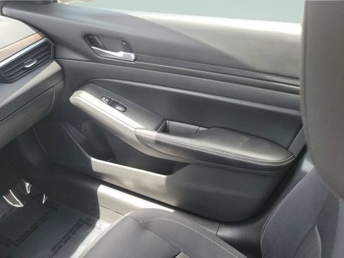 Used 2024 Nissan Altima 2.5 SV FWD image 13