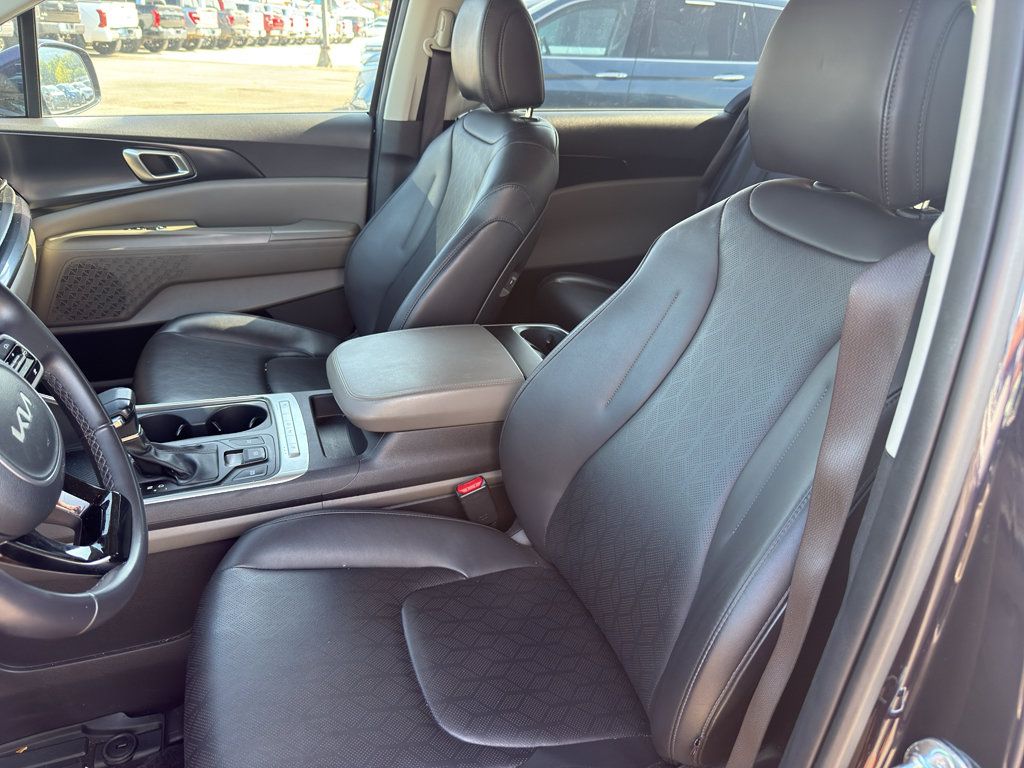 Used 2025 Kia Carnival FWD image 14
