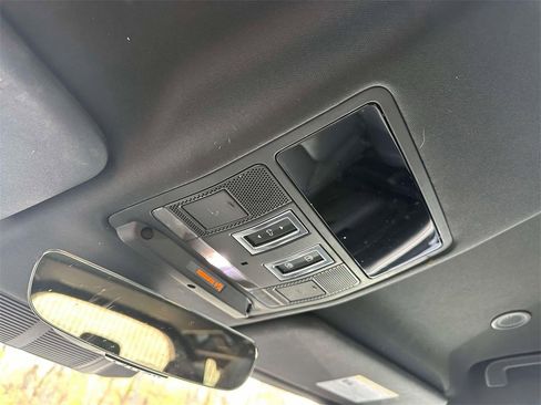 Used 2023 Land Rover Defender 110 X-Dynamic SE image 36