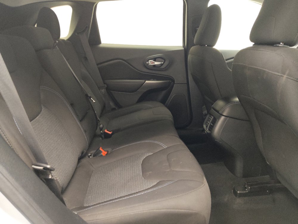 Used 2020 Jeep Cherokee Latitude FWD image 19