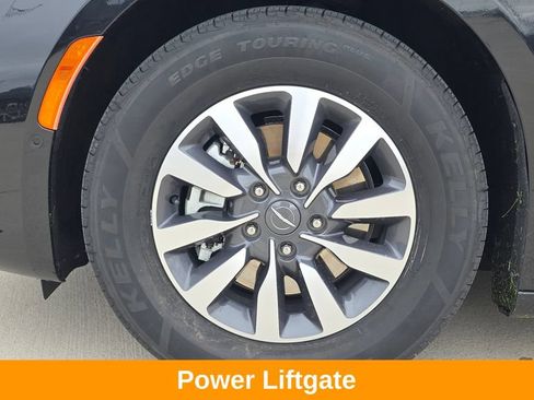 Used 2022 Chrysler Pacifica Limited FWD image 11