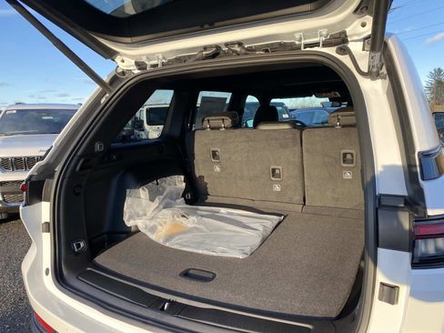 New 2025 Jeep Grand Cherokee Laredo image 4