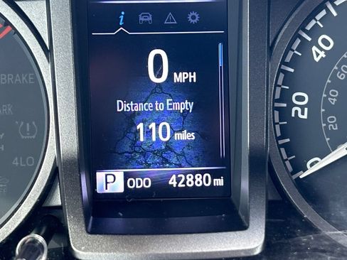 Certified 2022 Toyota Tacoma TRD Off-Road AWD/4WD image 19