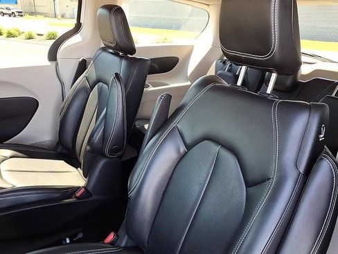 Used 2023 Chrysler Pacifica Touring-L FWD image 22