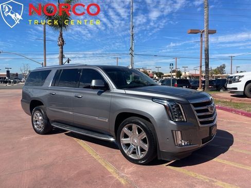 Used 2019 Cadillac Escalade ESV Luxury image 2