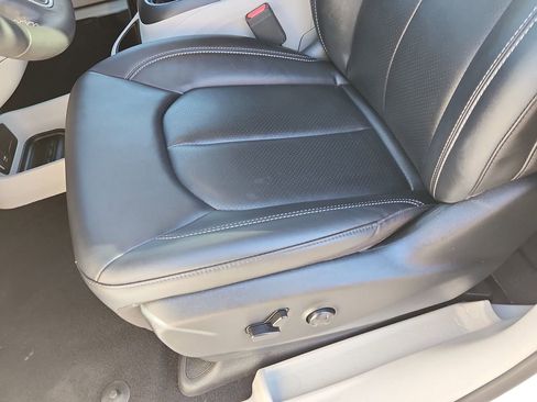 Used 2024 Chrysler Pacifica Touring-L image 7