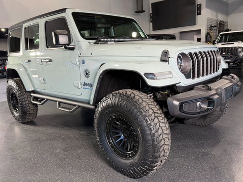 Used 2024 Jeep Wrangler Unlimited image 2