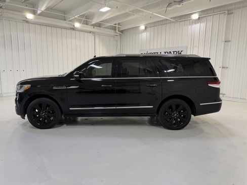 Used 2023 Lincoln Navigator L Reserve AWD/4WD image 2