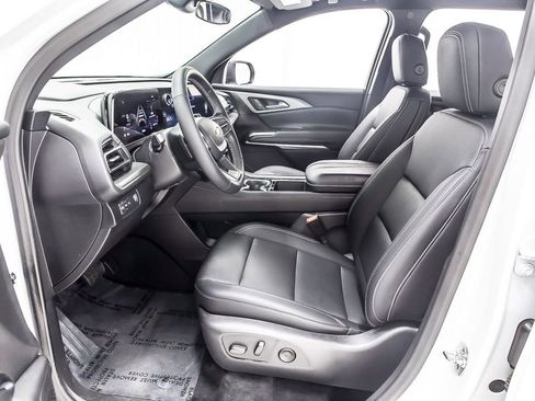 Used 2025 Chevrolet Traverse LT image 25