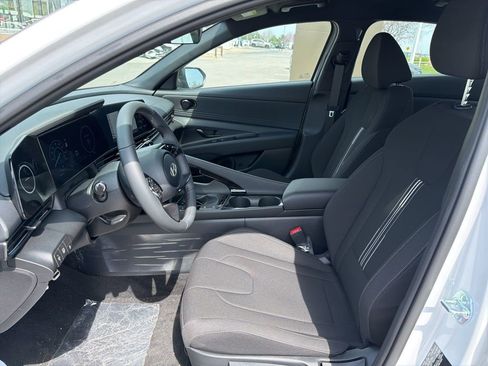 New 2025 Hyundai Elantra SEL FWD image 18