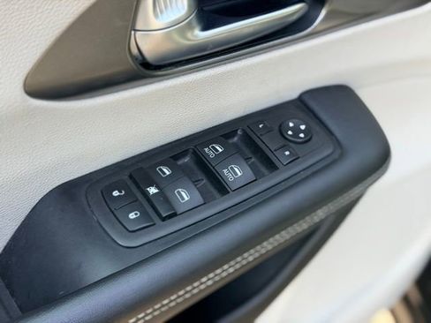 Used 2023 Chrysler Pacifica Touring-L image 20