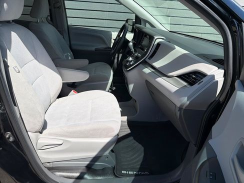 Used 2020 Toyota Sienna L FWD image 20
