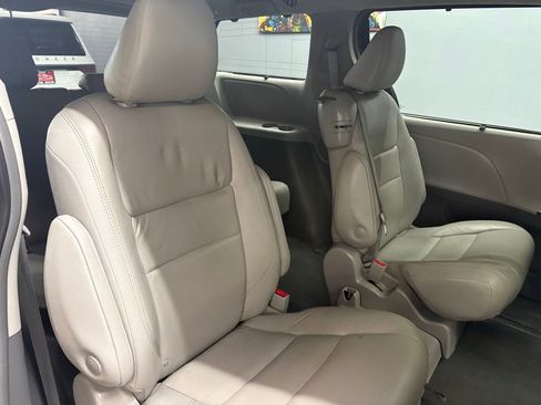 Used 2019 Toyota Sienna XLE w/ XLE Navigation Package FWD image 37
