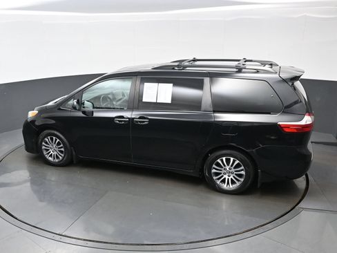 Used 2018 Toyota Sienna XLE Premium w/ Carpet Mat Package FWD image 39