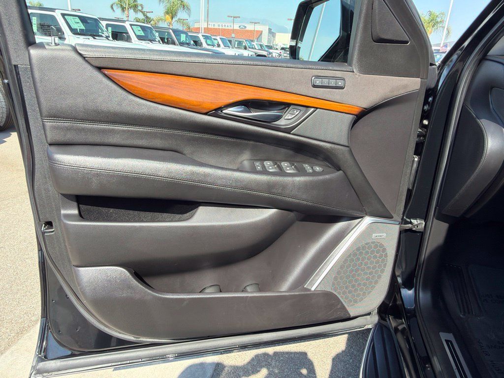 Used 2020 Cadillac Escalade ESV Premium Luxury w/ Escalade Sport Edition AWD/4WD image 15