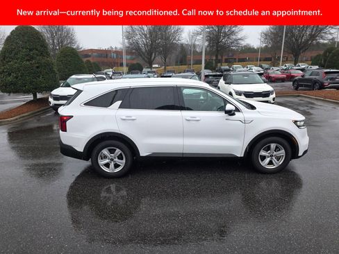 Used 2023 Kia Sorento LX image 6
