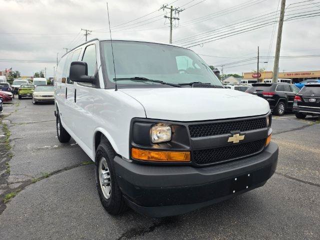 Used 2017 Chevrolet Express 2500 RWD image 4
