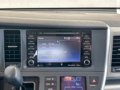Used 2019 Toyota Sienna LE w/ Carpet Mat Package FWD image 14